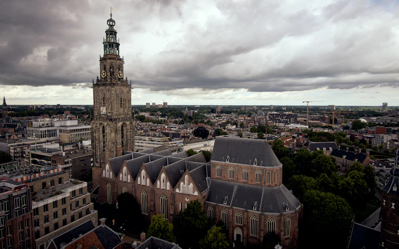 De Martinitoren boven de daken van Groningen