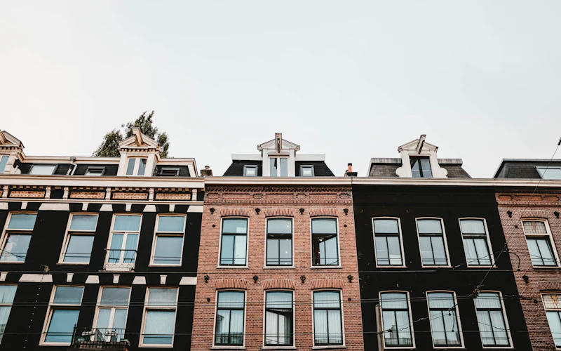Rij verhuurde appartementen met balkons
